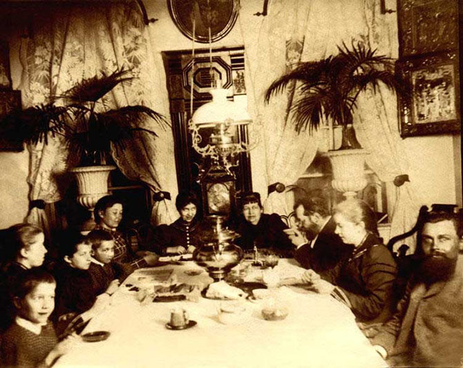 Вечернее чаепитие после праздничного обеда в семье владельца ширингушской фабрики