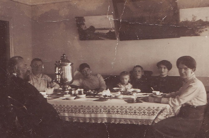 Семейные посиделки. 1914 год.